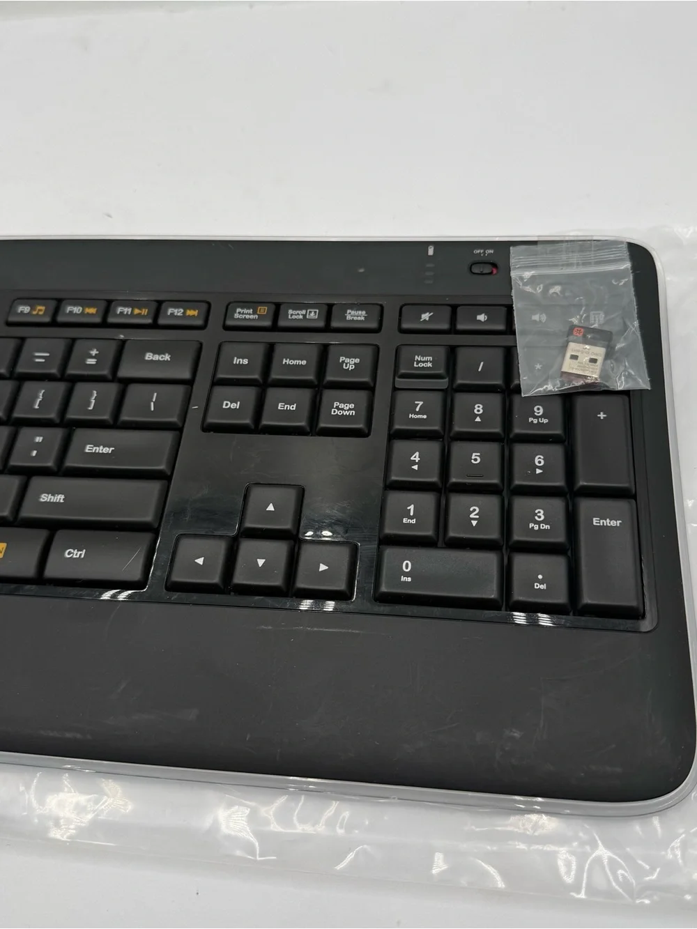E4 LOGITECH K800 Wireless Illuminated Keyboard (Y-R0011) w/ Dongle /Batteries